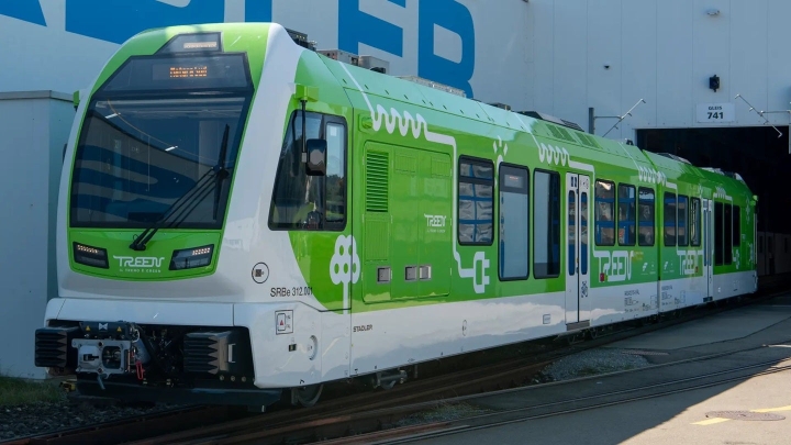 Stadler представил первый в Европе узкоколейный аккумуляторный электропоезд для FAL