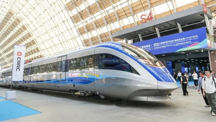 CRRC представила новый интеллектуальный поезд со скоростью до 200 км/ч